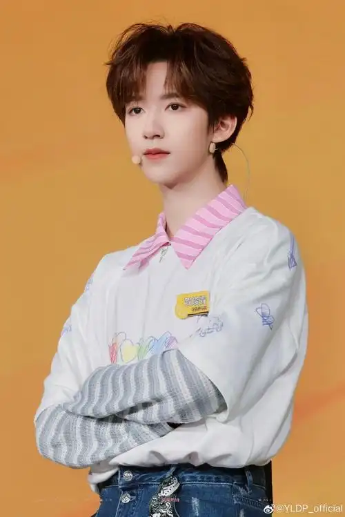 时代少年团-贺峻霖身穿yldp彩绘爱心短袖t恤,绚丽色彩与涂鸦印花敲铑