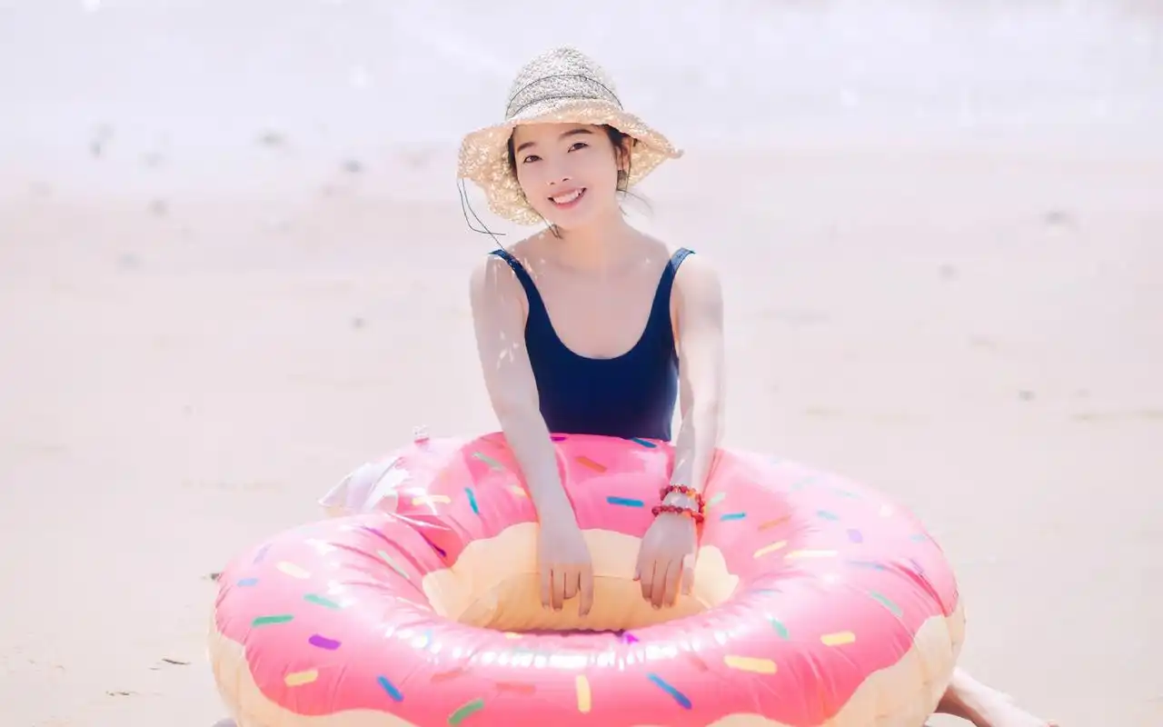 性感泳装美女夏日海边唯美写真桌面壁纸