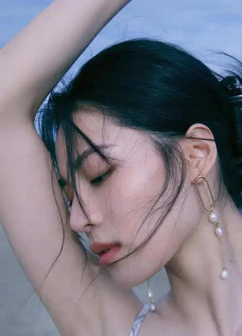 钟楚曦印花吊带长裙拍照,沙滩漫步,楚楚动人!_高清图集_新浪网