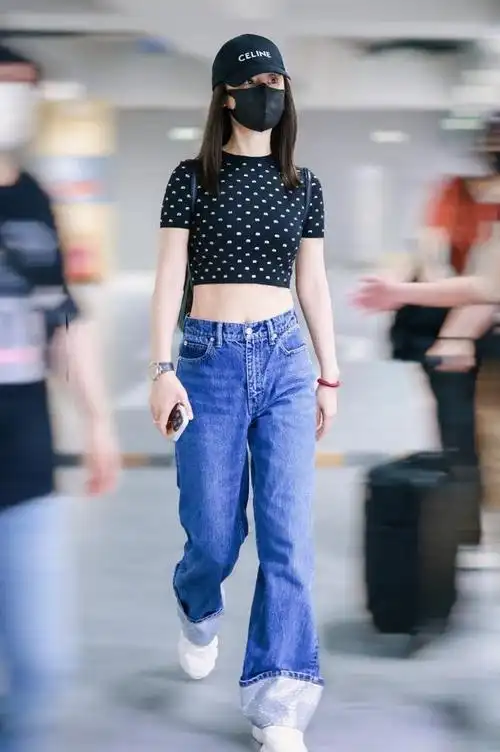 47岁林心如时隔三年再现上海低调抵达机场露出细腰秀马甲线