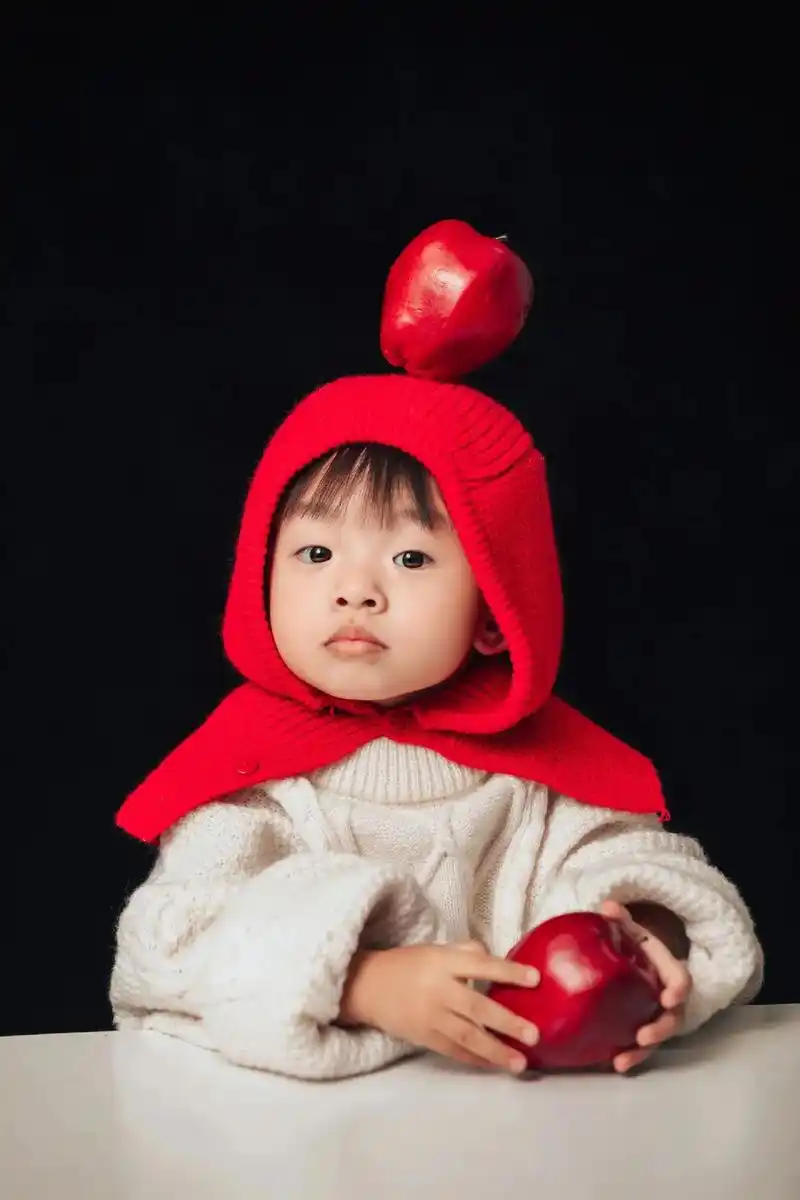 可爱的小宝贝头戴红色的毛线帽🍄每一张都是