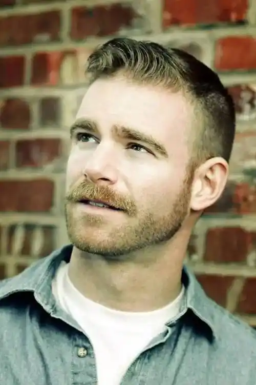 胡子要略多与下巴处的胡子,这能让你有一个清爽的外观,同时,优质的