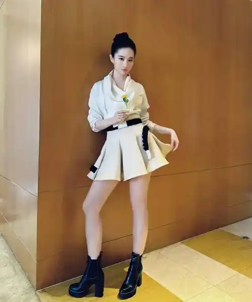 刘亦菲出席活动穿短裙,一双白腿很结实,路人表示真人不上镜