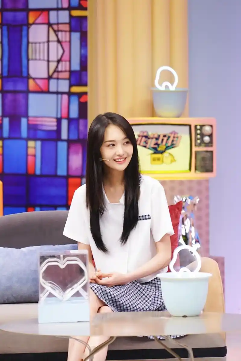 郑爽黑长直甜笑淑女范足 白衬衣网格裙好似校园女神