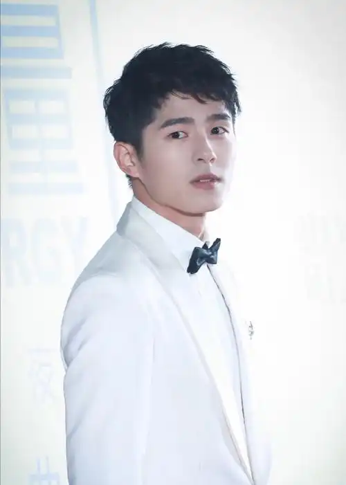 长得白的男明星(长得很白的男明星)