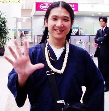 长辫子着女装的日本五子棋怪杰山口釉水访谈图