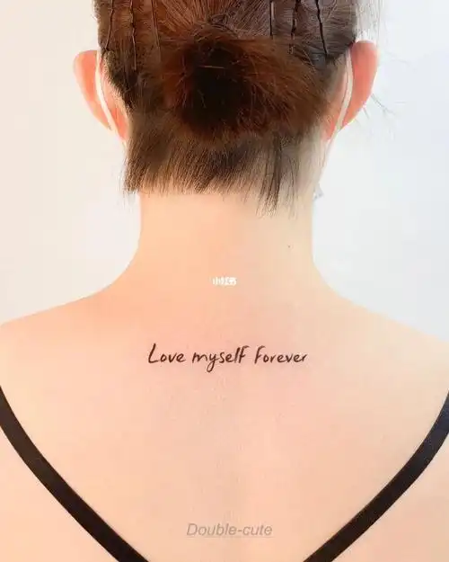 纹身选择了风格相对硬朗的文字love myself forever永远爱自己每个人