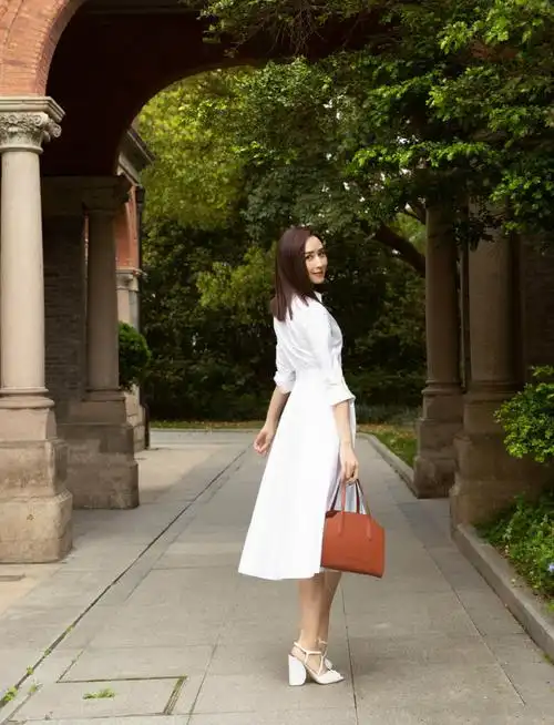 胡静凭浪姐成功翻红穿衬衫裙别墅外街拍举止优雅真有阔太范