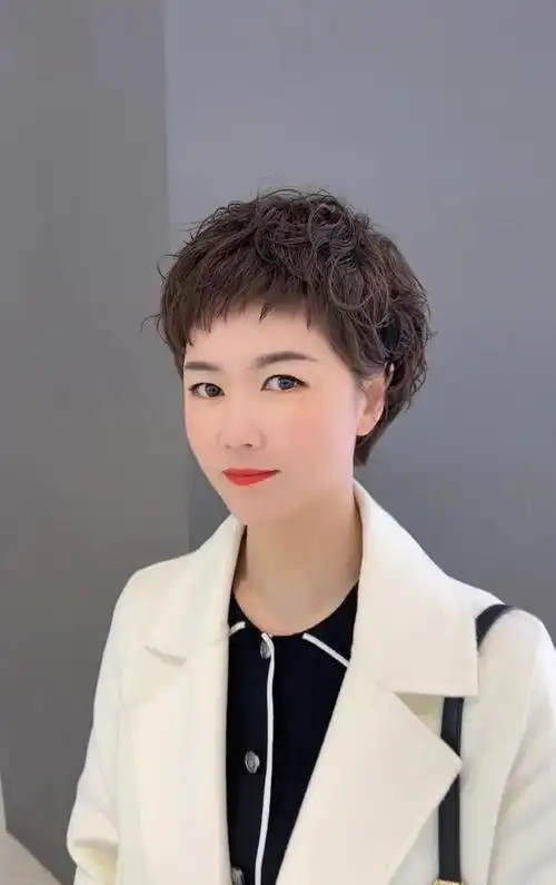 头发少的发型,头发少个子不高脸盘大,发型就选这3种,保证你满意图7