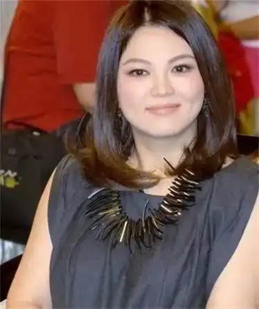 李湘近况曝光因一杯奶茶住进了医院网友这下不得瑟了吧