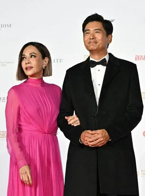知名男星周润发携手妻子亮相28届釜山国际电影节开幕式红毯!