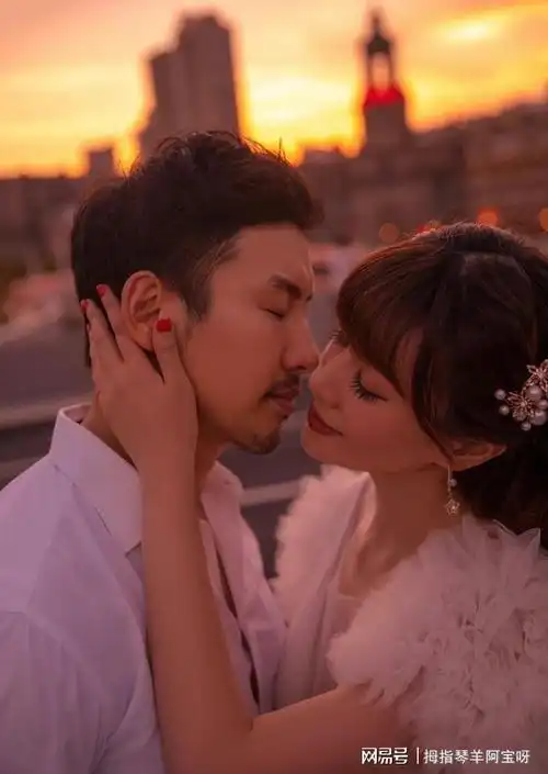 万蒂妮晒婚纱照庆祝结婚周年,与老公认识32年,恋爱10年