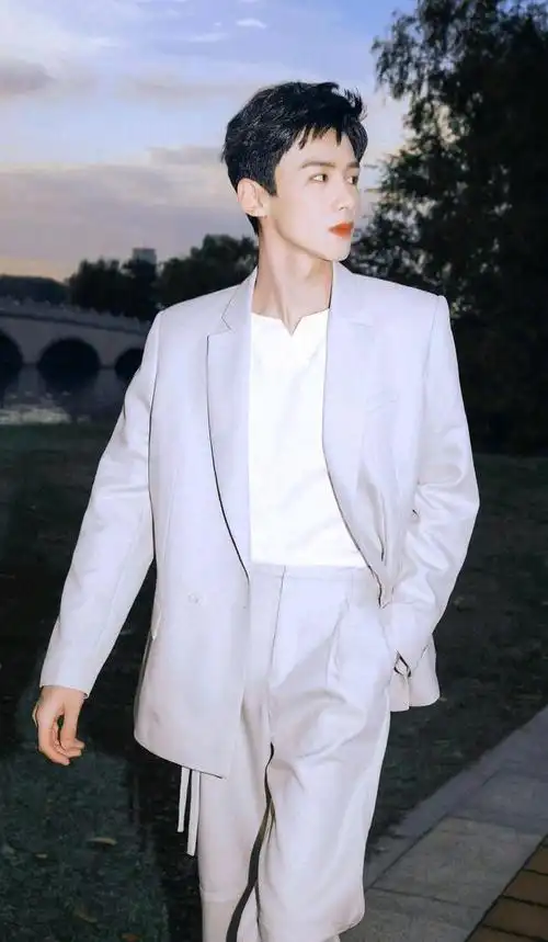 白敬亭休闲西装搭配,尽显有型好身材,清秀俊朗,干净又儒雅