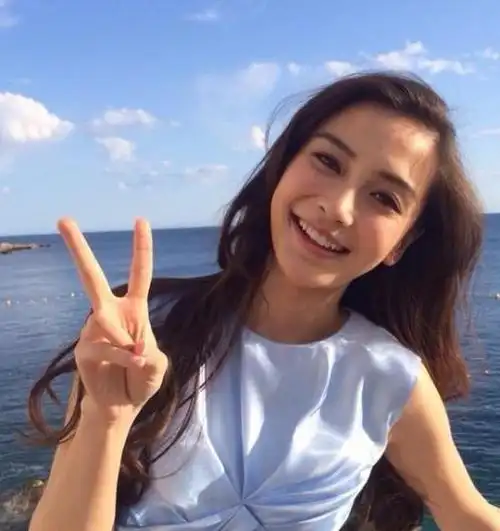 安全专家:拍照比"剪刀手"可能泄露指纹信息