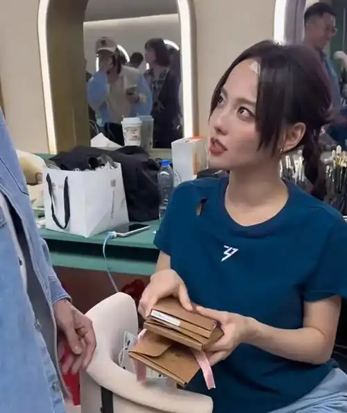 张嘉倪这皮肤真有点黑了,但五官很精致! - 知乎