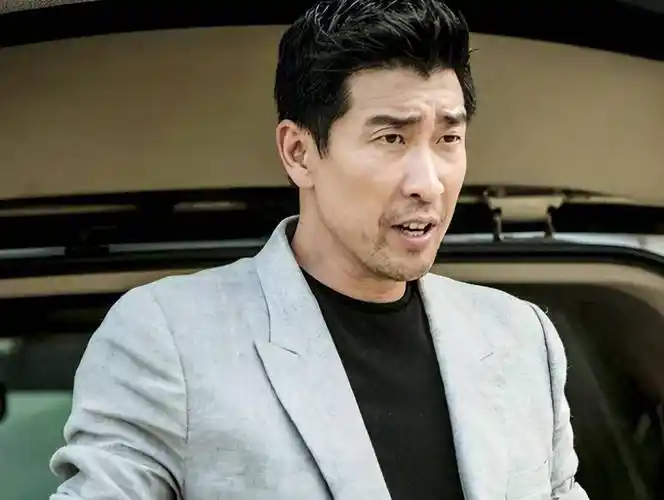 王千源:不靠父亲,自己努力夺得影帝,尽力弥补对妻女的亏欠_妻子_女儿