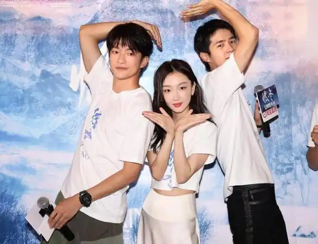 周冬雨现身新加坡获粉丝热情簇拥合照拍照身高引发热议