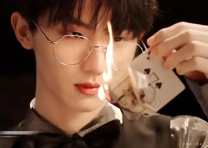 戴眼镜小马马嘉祺