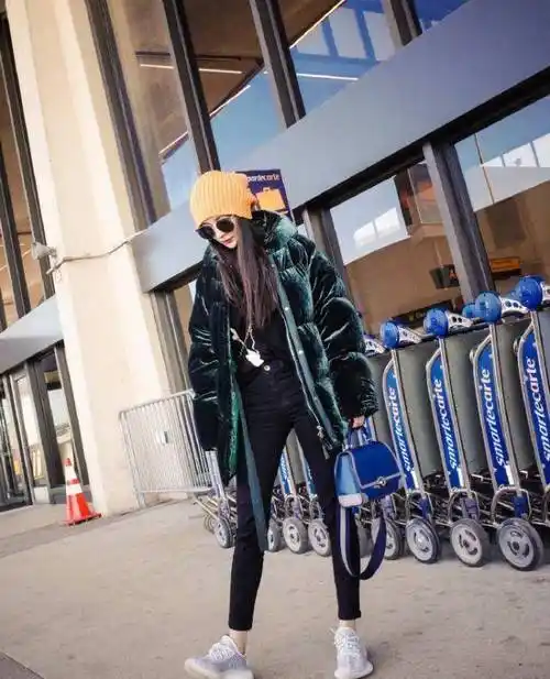 杨幂大胆露脸的机场街拍,20000羽绒服配30000多包包,单身变美了_显得