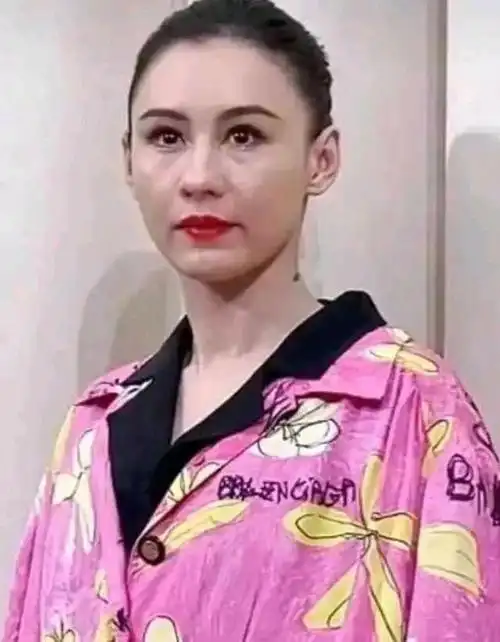 41岁张柏芝近照:两边眼袋太"出戏",浓妆艳抹都遮不住的沧桑