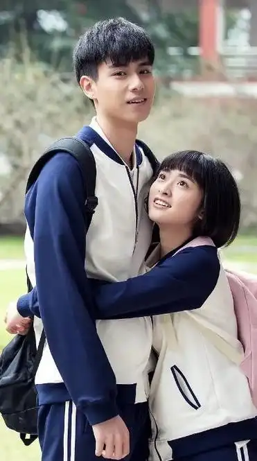 演员的身高需要借助道具来辅助,不仅包括"公主抱"和找道具等镜头.