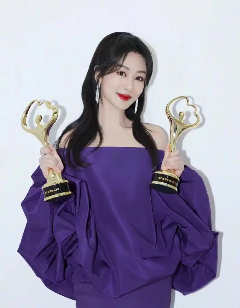 杨紫微博之夜身穿高定黄色抹胸礼服,拿奖拿到手软