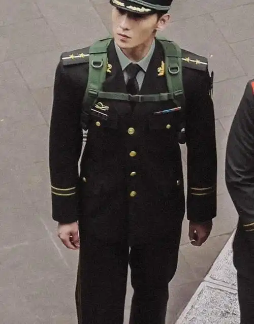 军艺校草杨洋现身看到谢娜和沈腾的表情大概是我本人了