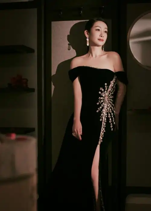 秦海璐穿黑色齐肩礼服尽显优雅