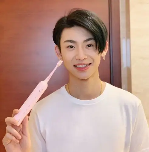 小鬼的长发脏辫造型中长发斜分造型生日会上扎起头发扎起头发 中分喷