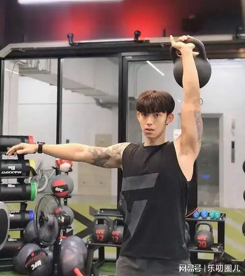 萌帅气的脸蛋 质感精壮的肌肉,上演反差感|牛仔外套|郭俊辰_网易订阅