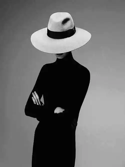 世界顶级摄影师的100张经典女性黑白照片