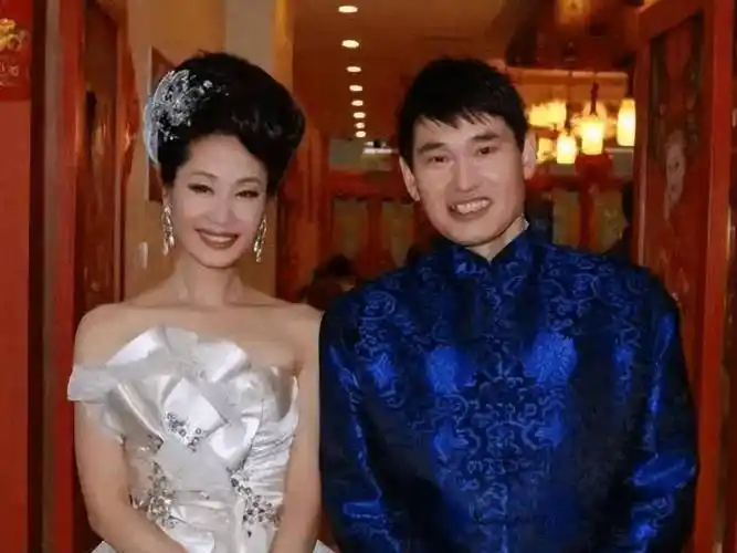 不过,"大衣哥"朱之文之前就在节目中表示过,于文华是自己的伯乐,自己