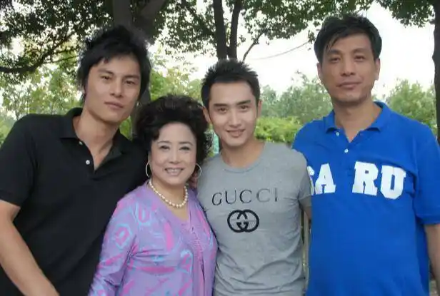 原创父母不会在网上买菜东方卫视主持人路易说到这一幕失声痛哭