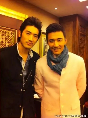 胡兵参加上海滩"灿变" 时装大秀,力压比自己小13岁的高以翔啊!比他帅!