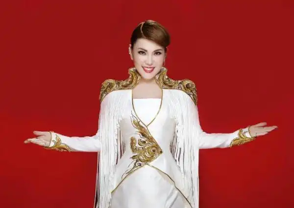 歌手乌兰托娅高清图片,歌手乌兰托娅今年多大岁数 - 歌词译