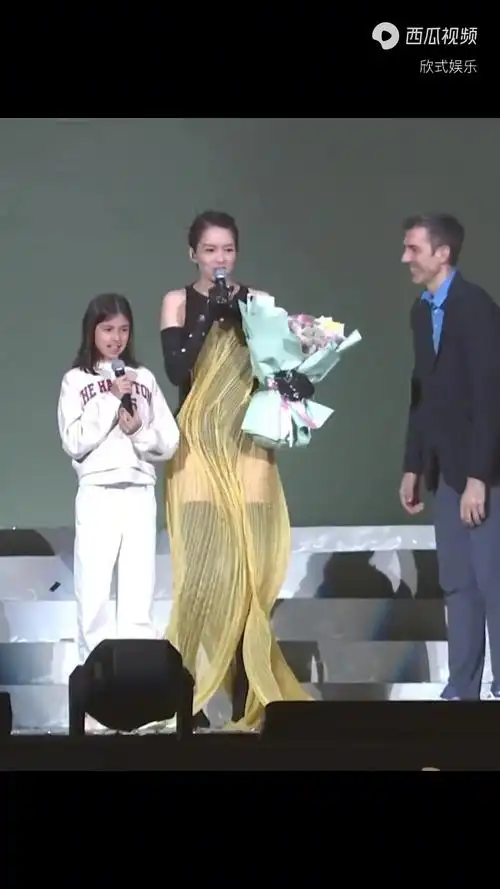 梁咏琪演唱会上的生日惊喜家庭的温暖与音乐的魅力交相辉映