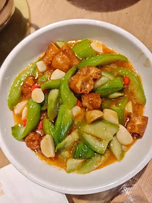 n秘制鸡脚:味道很特别
丝瓜油条:第一次吃这道菜,很好吃
肉丸