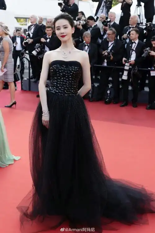演员@刘诗诗身着#giorgio armani privé#高定系列黑色礼服长裙出席第