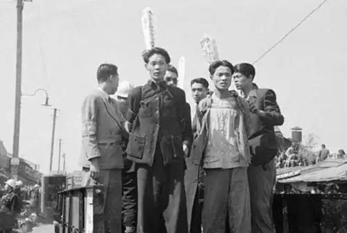 罕见老照片死刑犯人被押赴刑场最后一位女子不输当红女星