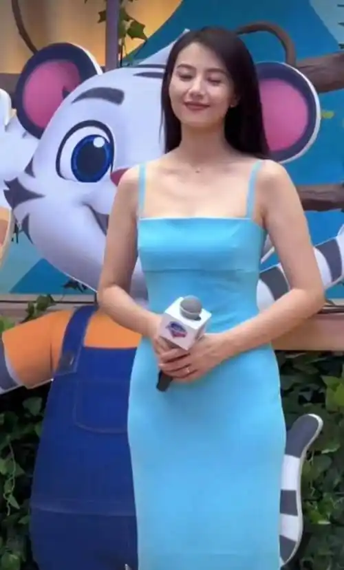 高圆圆亮相广东长隆舒肤佳活动,蓝色紧身吊带长裙展现优雅魅力_佳品