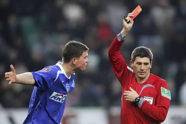 出牌太多,英超判罚尺度备受质疑,影响比赛结果_红牌_主裁判_联赛