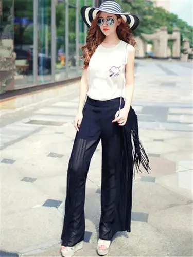 微透的设计,在里面搭配一件小抹胸 再穿一双坡跟的厚底凉鞋,超好看!