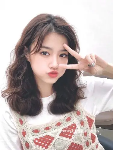 圆脸女生烫法式卷发太减龄啦超显脸小