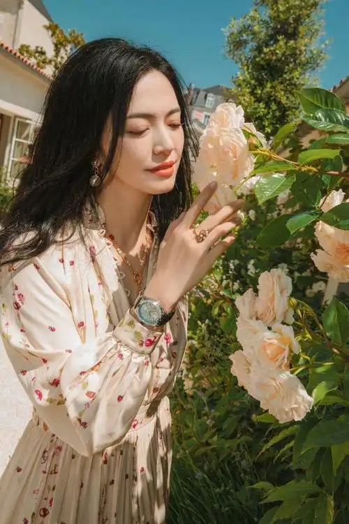 太仙啦姚晨碎花长裙造型森系写真满满温婉清新