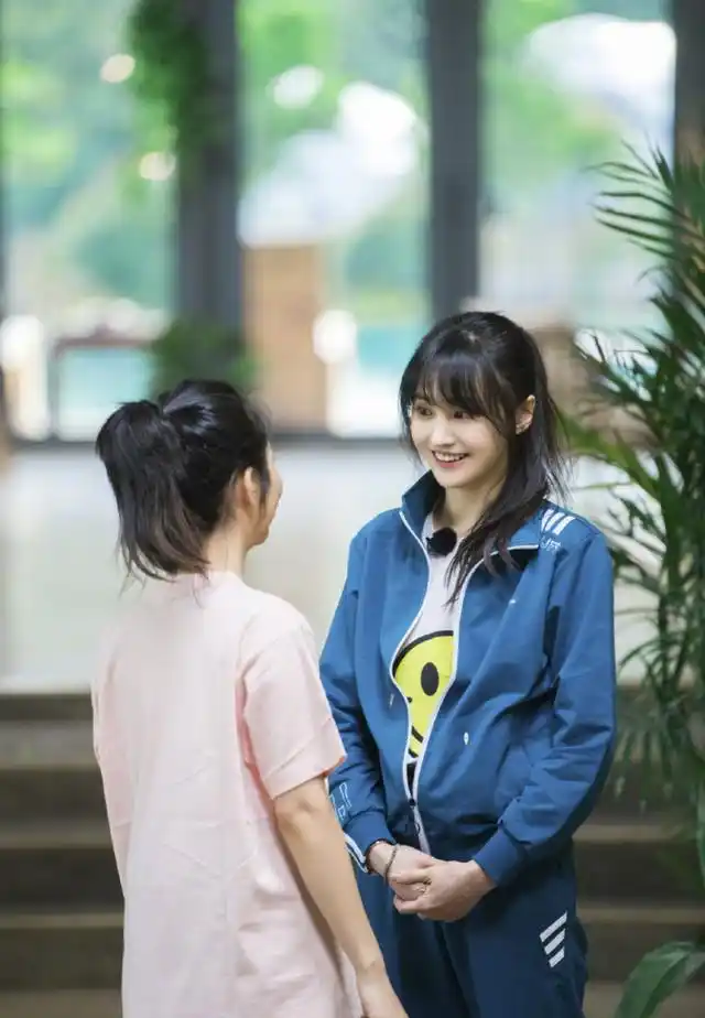 郑爽穿着蓝色的复古校服,仿佛让她回到高中时代