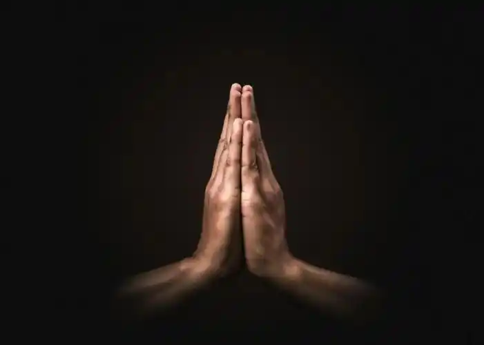 另外僧侣间也常用双手合十来问候对方,见到佛祖时双手合十表示对佛祖