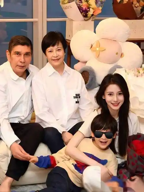 angelababy庆祝生日晒全家福,7岁小海绵正面照首曝光显家庭温馨