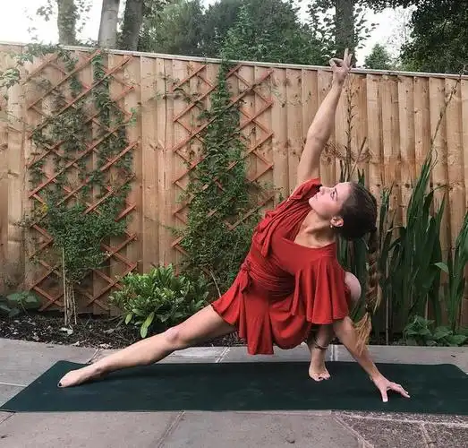 徐璐新造型太抢眼了一袭红裙气质非凡练瑜伽身材就是好