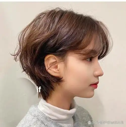 虽然是特别自然的发色,但是还是容易显得老气,所以这款超短发小泡面卷