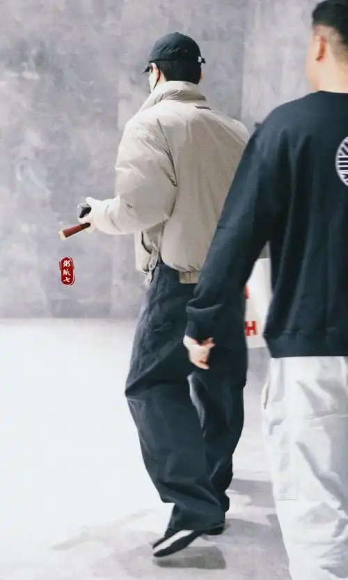 的上班背影20292025061206021207 )77#邓伦